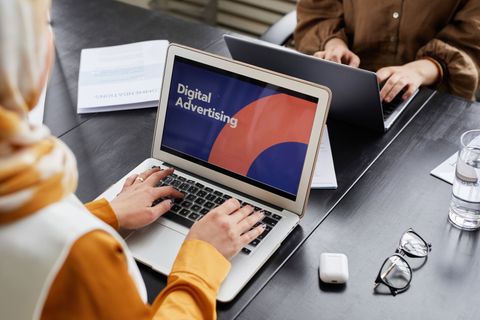 Programmatic Advertising Platforms Explained: Learn Automated Media Buying, DSPs & SSPs