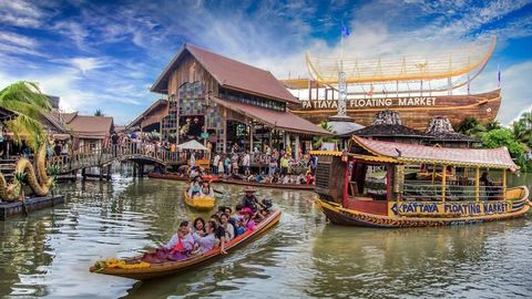 Learn What to Expect When Touring Thailand’s Colorful Floating Markets