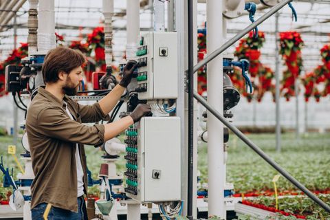 Learn Smart Grids: Guide, Automation Insight, Information, and Resources
