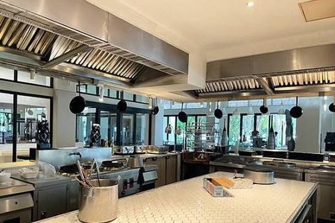 Commercial Kitchen Hood Guide: Exhaust Systems, Ventilation, and Safety Planning
