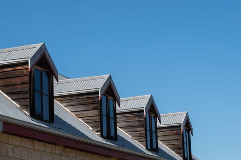 Metal Roof Cleaning and Maintenance Guide: Explore Techniques, Materials & Best Practices