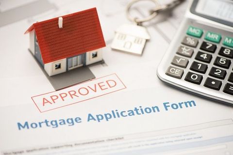 Guide to Homeowners Insurance: Property Coverage, Policy Options, and Claims Informations