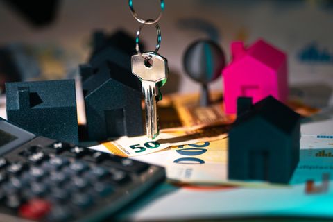Buying and Selling Securities Guide: Explore Market Processes, Order Types, Trading & Risk Awareness