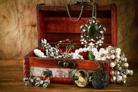 Understanding Antique Jewelry to Identify Quality Authenticity and Age